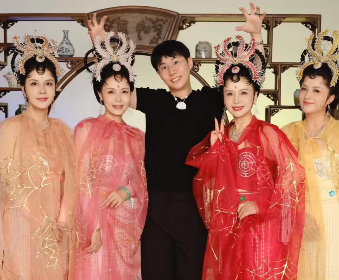 86版《西游记》四大蜘蛛精再聚会这模样，这神态，真的好冻龄啊，其中“黄蜘蛛”的
