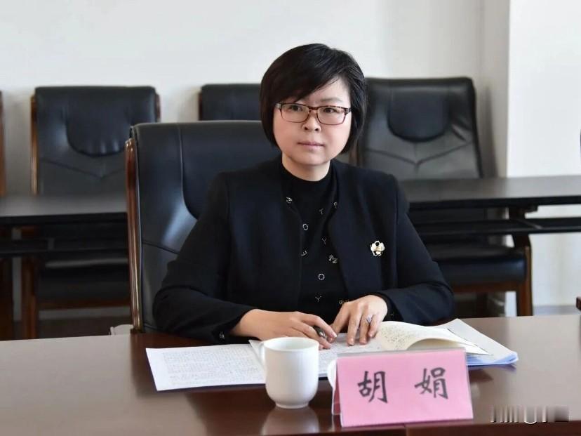 山东省济南市的胡娟从照片上看起来很年轻，没想到她今天上了热搜！她在山东济南的城