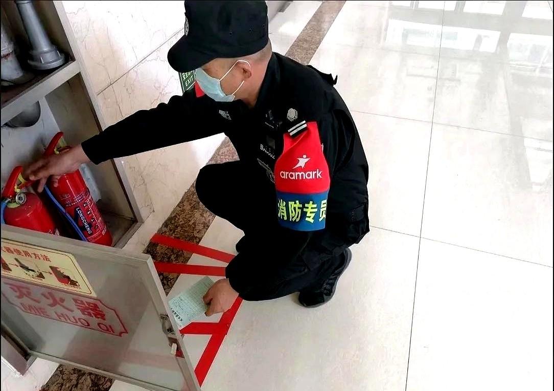 上个月做了一天的保安，第二天就被辞退了，因为保安要带红袖章，我头天晚上把红袖章拿