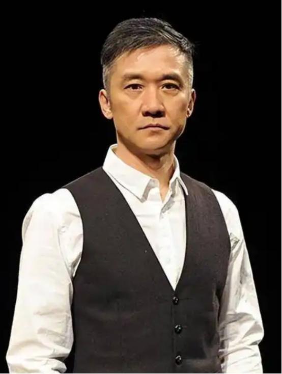 15年前，黄志忠扔下北京2套房，净身出户。2011年，他提了离婚。北京那两套价值