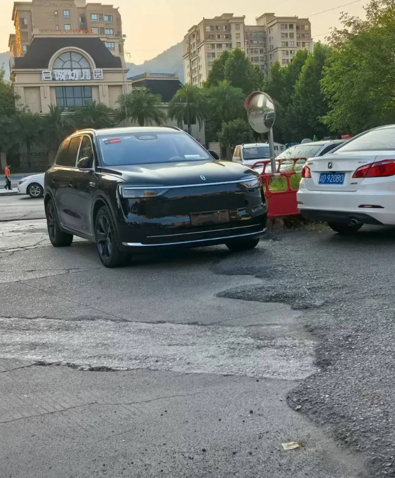 正在路试的问界M7车型！黑色的版本看起来怎么样？这个车上市肯定是一款爆款车型，