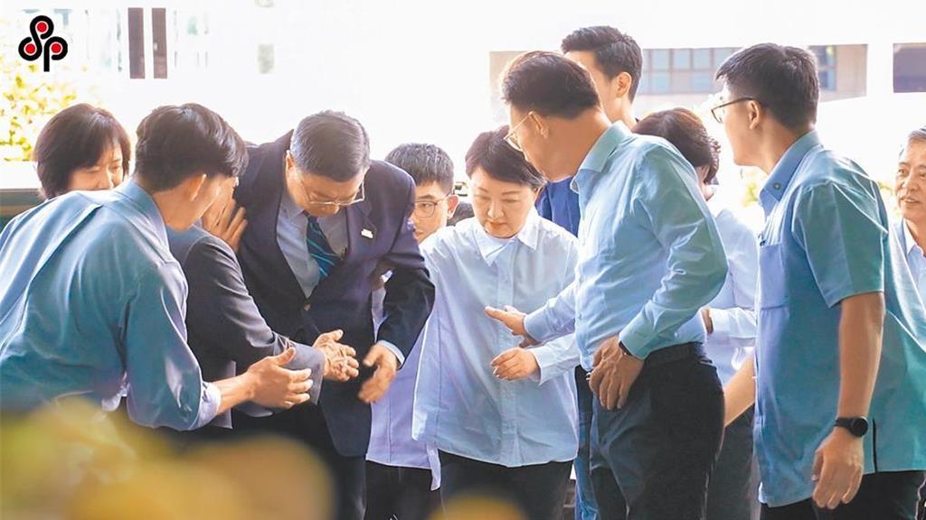 像妈妈骂儿子？她有这么猛吗？台湾环境部门负责人彭启明说台中市长卢秀燕参加了