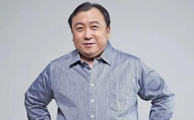 主持人问王晶:“你在内地拍了这么多年电影，为什么没有捧红过大陆的演员？”王晶直截