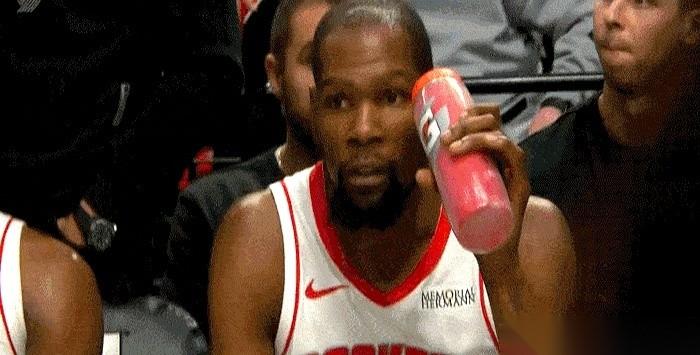 别扯什么篮球了，这事最后拍板的，是老板。就一句话：我觉得你们这帮人，打得不配我