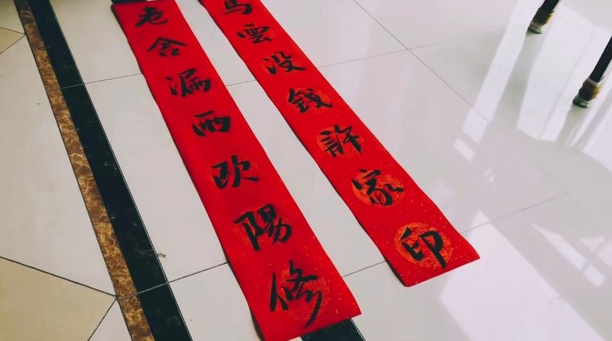 才女出的上联是“马云没钱许家印”，大爷出的下联更是拍案叫绝！这事儿太有意思