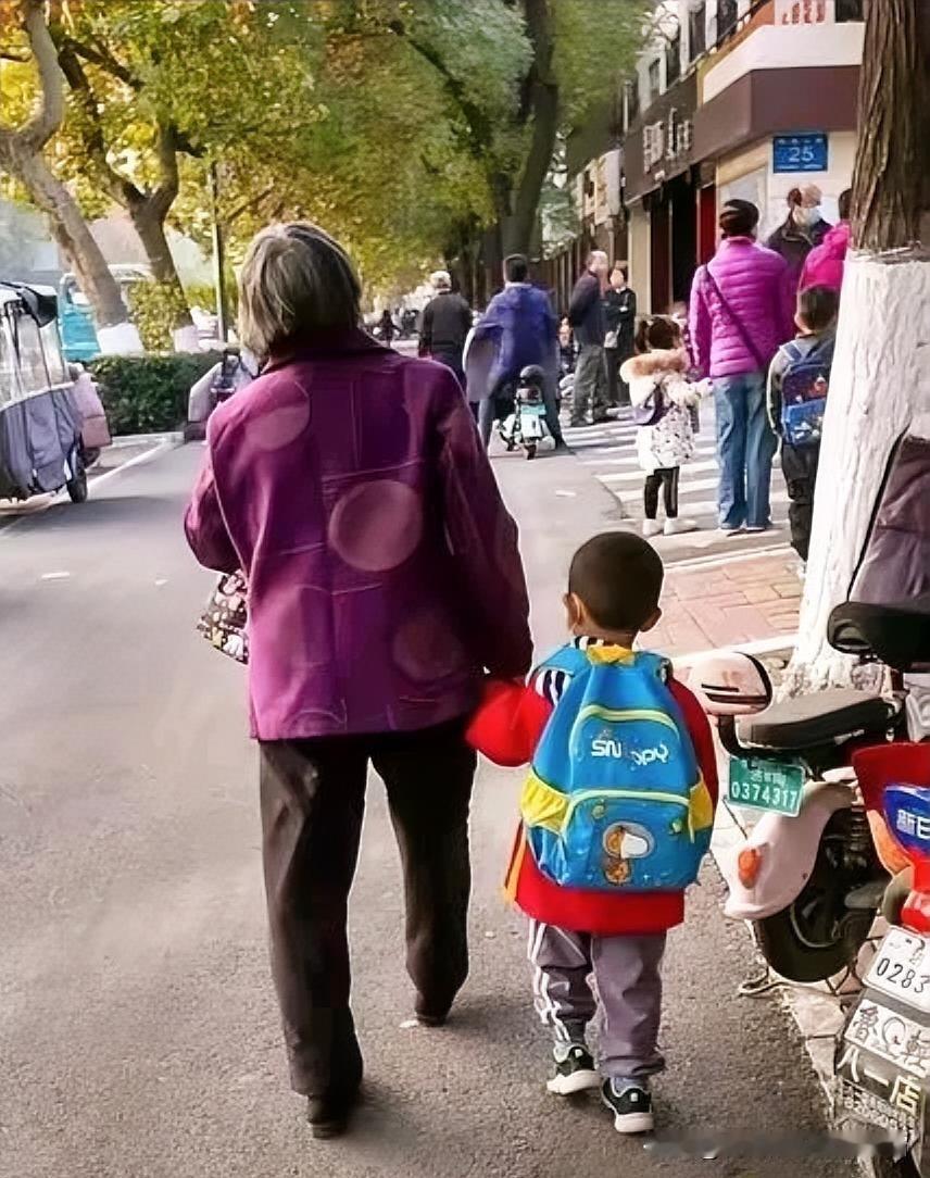 很奇怪！大家发现这个现象没？很多帮子女带孩子的老人，都有一个共同的想法，等到孙