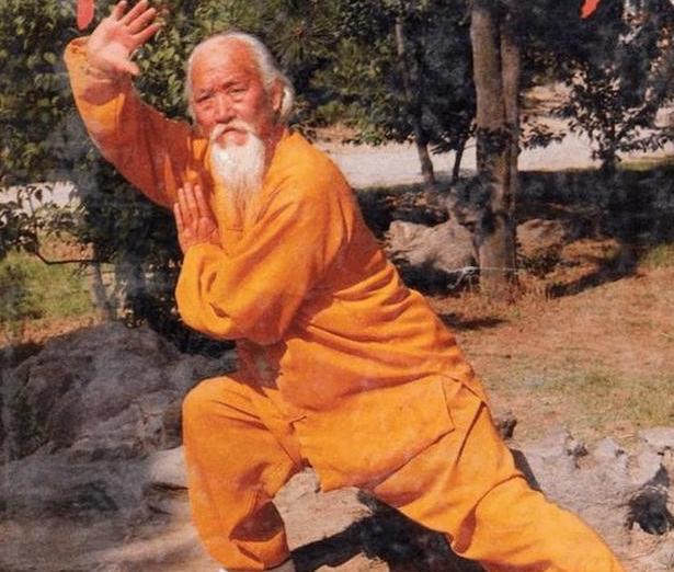 1945年美国人设擂打死打伤许多国人后，一老头意外冲上台：我来打败你！他是何来路