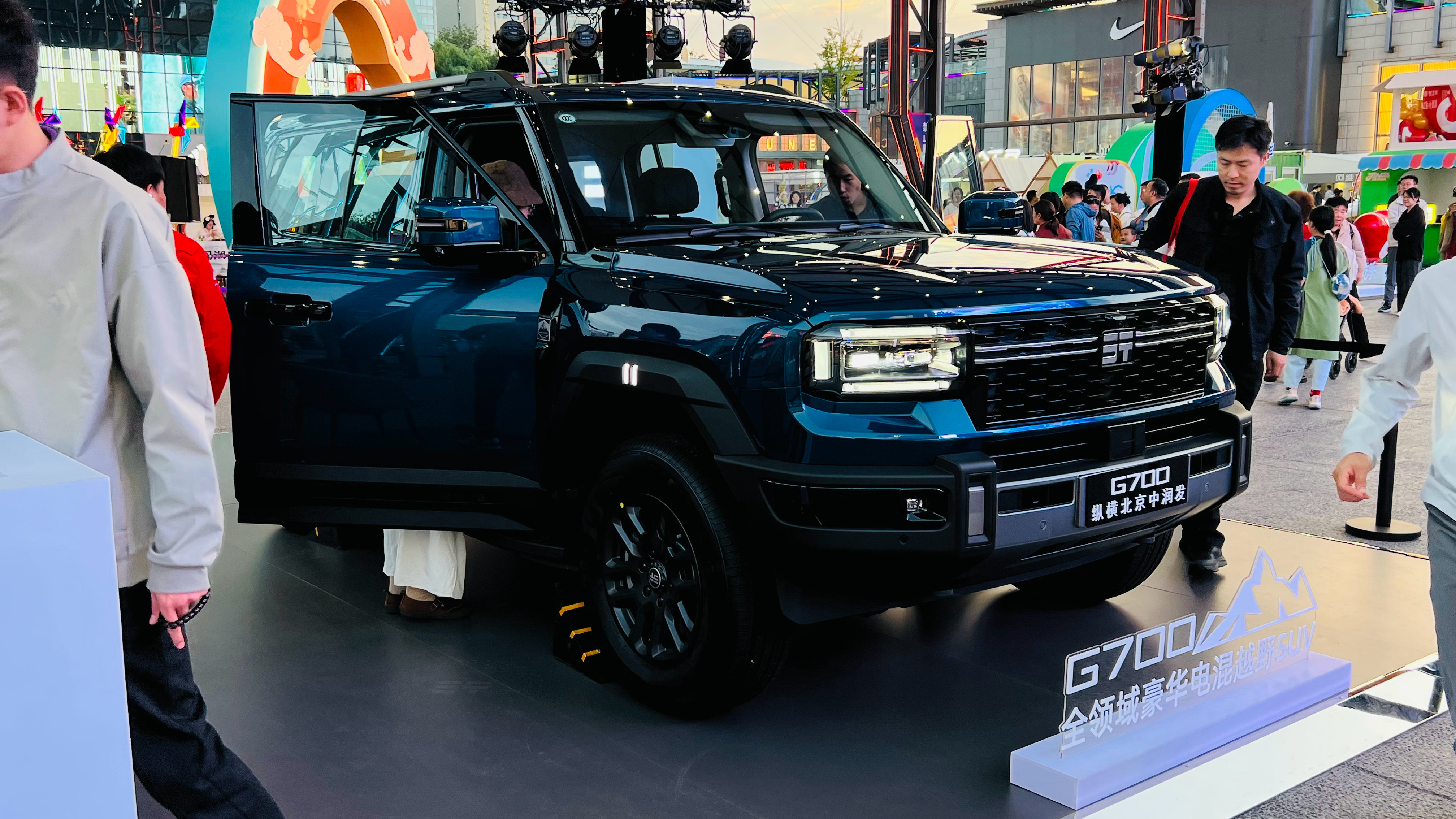 纵横G700​定位“全领域豪华电混越野SUV”，采用鲲鹏超能混动CDM-O，综
