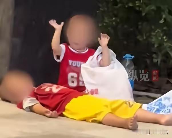 深圳，一位男子，来到地铁口丢下三位幼童，一名男童、两名女童。放下简单的食物跟水，