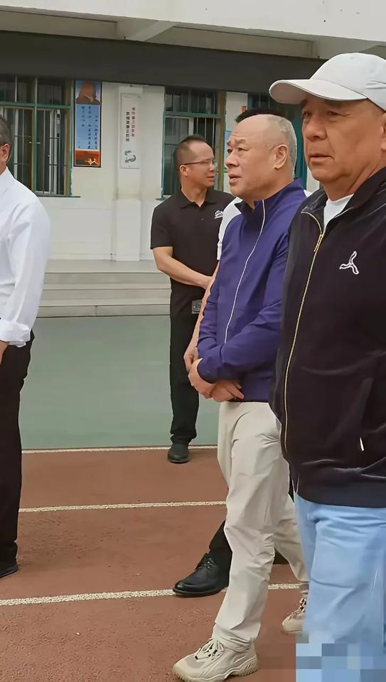 李宁回广西老家探亲时，和他一起长大的伙伴们陪伴他，不得不令人感叹，昔日的体操王子