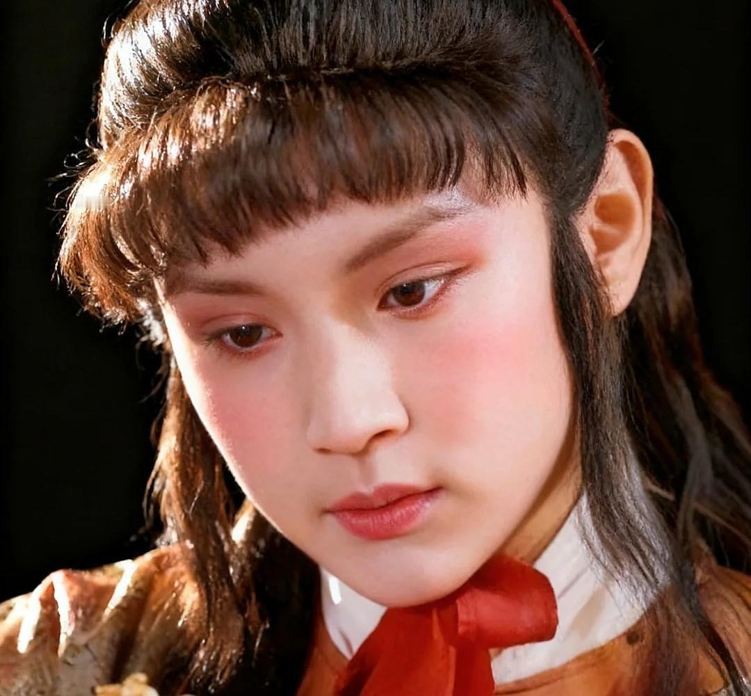 他在脸上扎了四针硅胶，才换来你记忆里的“宝哥哥”。1987年，导演王扶林对着2