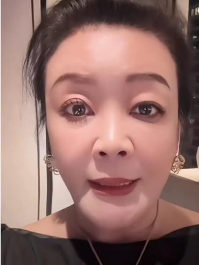 张兰在回北京的直播里，强颜欢笑说自己“不是为小家活的，是为了一万多个员工活的”。