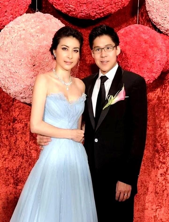 嫁入豪门的奥运冠军们，现在都过得怎么样了？郭晶晶最近晒出全家行山照，素颜皮肤