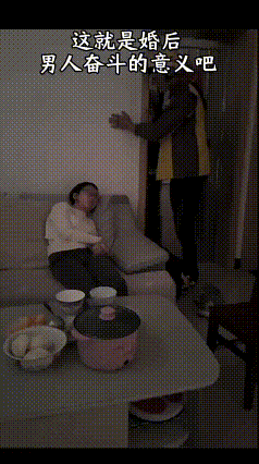 凌晨2点，残疾妻子饿着肚子，在黑屋里等送外卖的残疾丈夫回家一起吃饭……这一幕，看