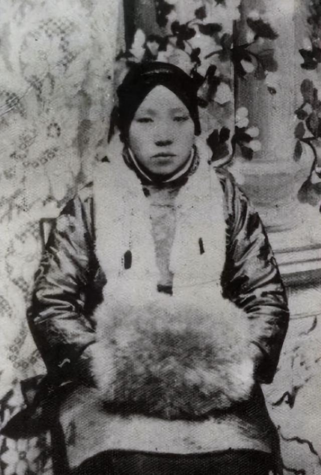 西安事变后，蒋介石回乡养伤，原配毛福梅亲侍在侧。这段婚姻，早被时代洪流冲刷得千疮