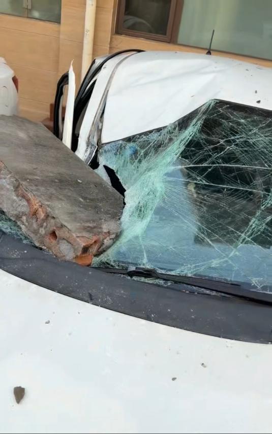 六楼外墙脱落砸坏5辆车四川乐山（就是有大佛、吃钵钵鸡那地方）一临街老旧小区