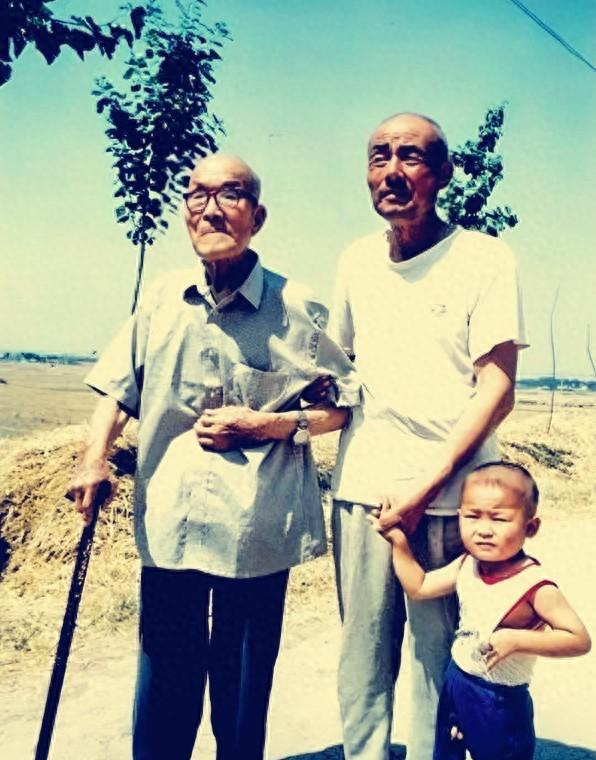 下图是原国军三十军27师师长仵德厚与儿子、孙子在老家陕西泾阳县雒仵村的合影。
