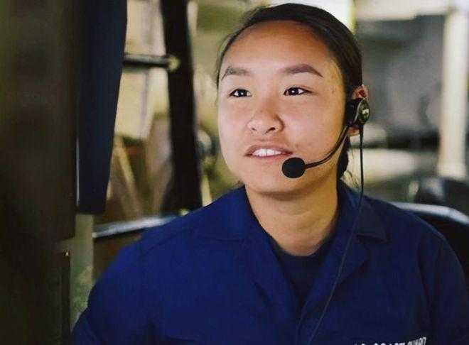 七年前，一个上海出生的女孩穿着美国军装，在黄海上用中文对中国海警喊了一句话。很多