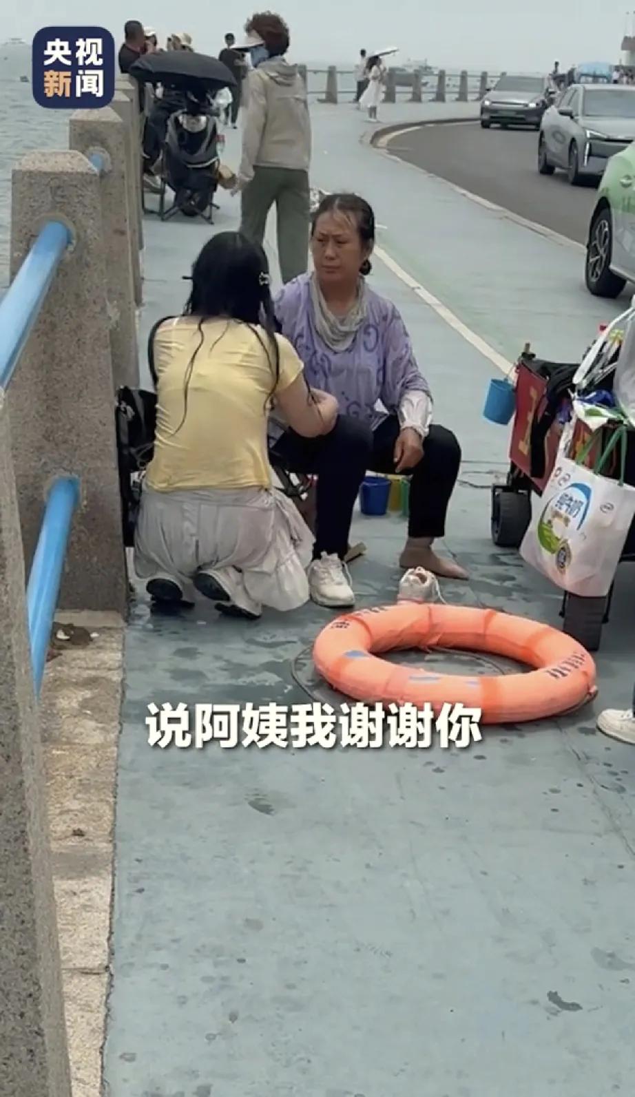 听到救命的喊声，青岛58岁卖玉米阿姨刘玉荣果断跳海，救出21岁女大学生，女孩下跪
