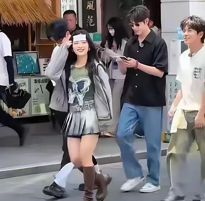 真是出乎意料，原本在照片中气场全开的女神，现实里竟然是个萌萌的小短腿！现在才发现