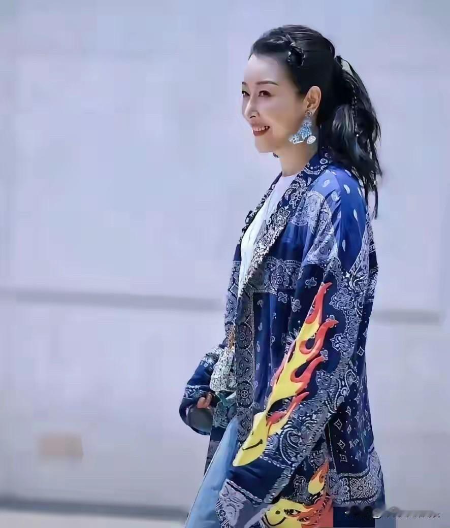 孙悦，想不到啊，54岁的她怎么能如此漂亮，宛如40岁的青年，脸上一丝皱纹都没有，