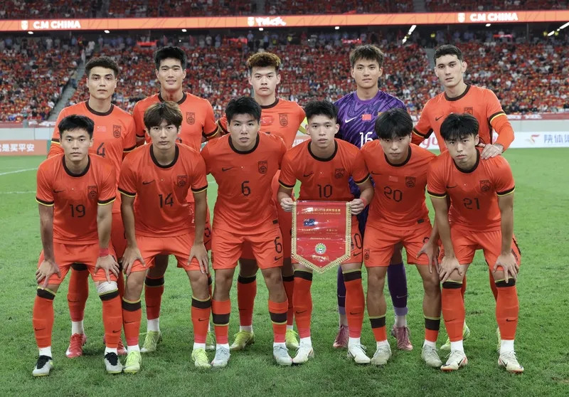 近日，知名解说员黄健翔发声，他认为中国足球不能自甘堕落，龟缩防守、少输等死，搞极