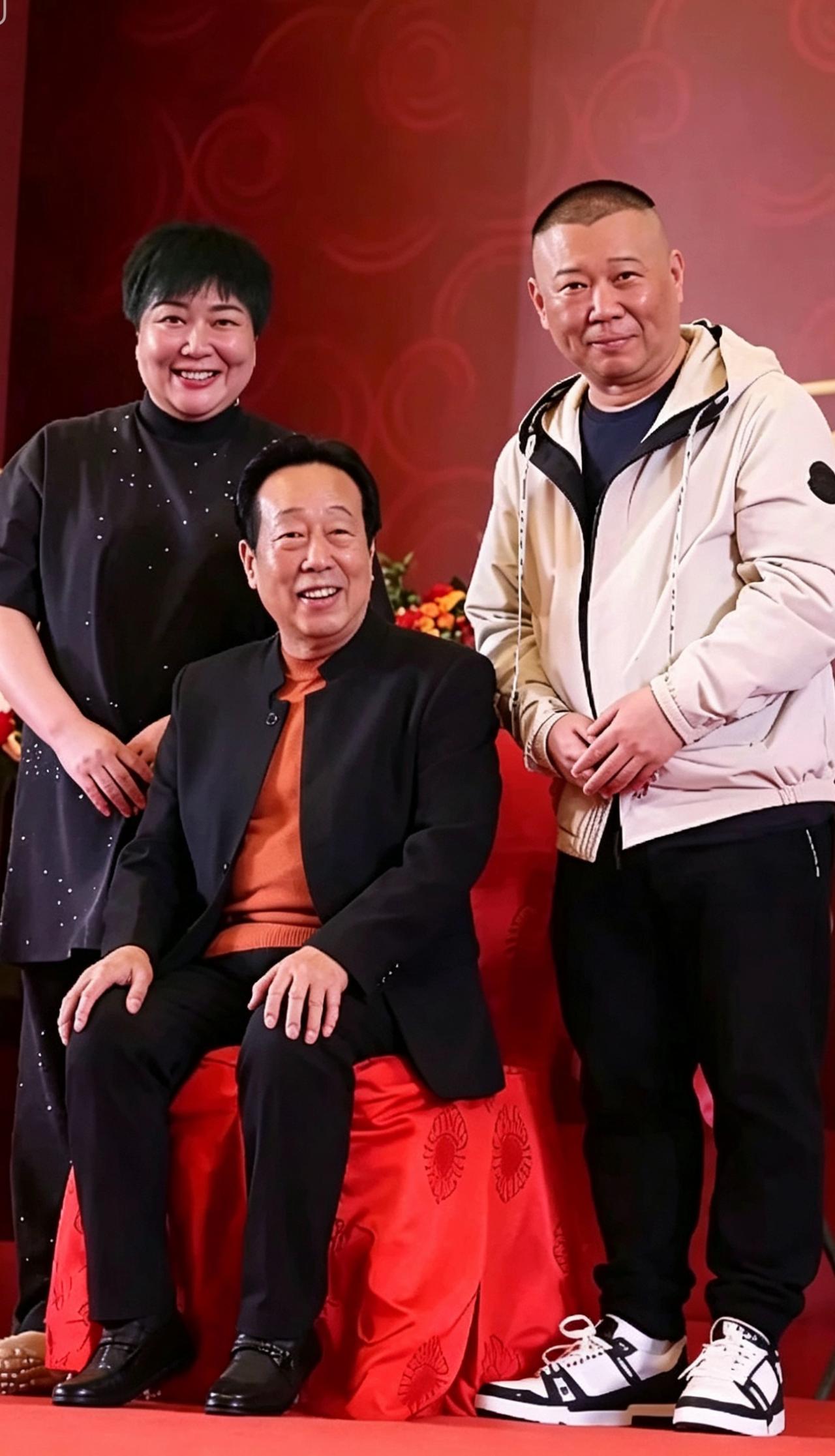 中间这个大佬是谁？坐在C位，郭德纲都不敢坐！貌似不是一般人呐