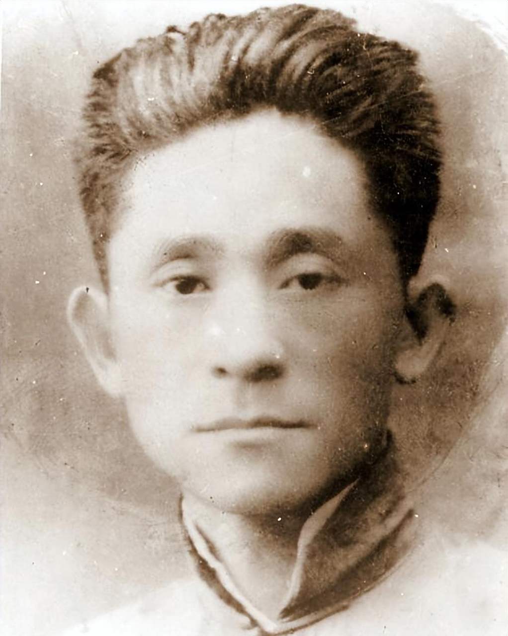 1923年，车耀先被敌人打碎颅骨，战友以为他死了，便脱掉他的衣服，丢进弹坑，就地