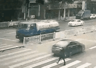 就别喷这女的了，人家走的人行道。这洒水车有问题，我们这里洒水车看到有人经过的时候