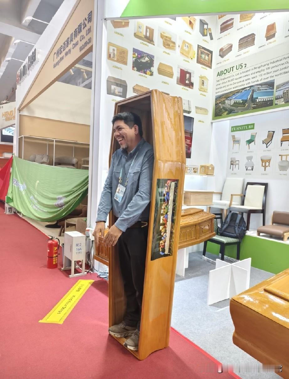 广交会最火爆单品！！欢迎参棺！广交会居然有这种操作！殡葬展台直接把棺材摆出