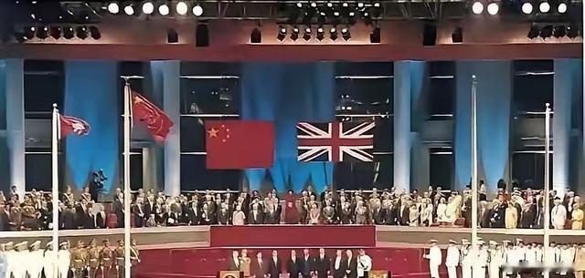 当年条约写得明明白白，香港岛是永久割让给英国的土地。按照近代殖民世界的惯例，割出