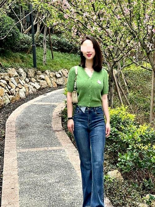 朋友找了个年薪百万的二婚老公，在家带娃还有保姆，结果每月只拿三万块零花钱，老公工