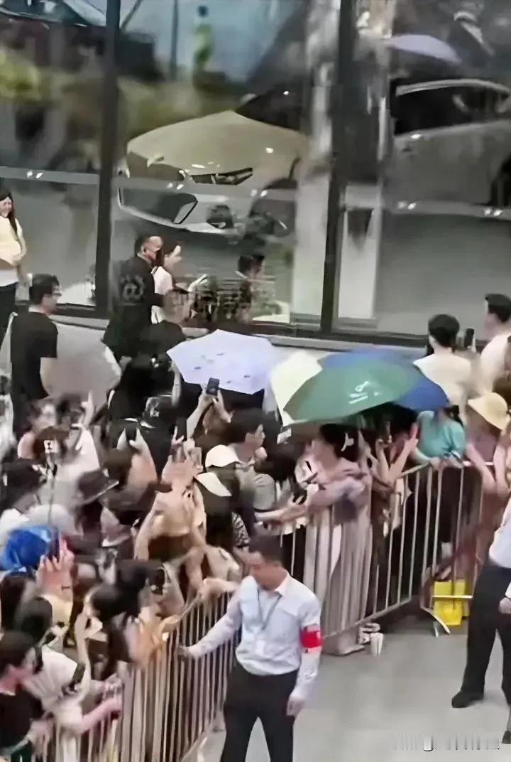 婚后的汪小菲简直霸道总裁太帅了——全国考察马不停蹄，昨天安徽合肥麻六记开业现场直