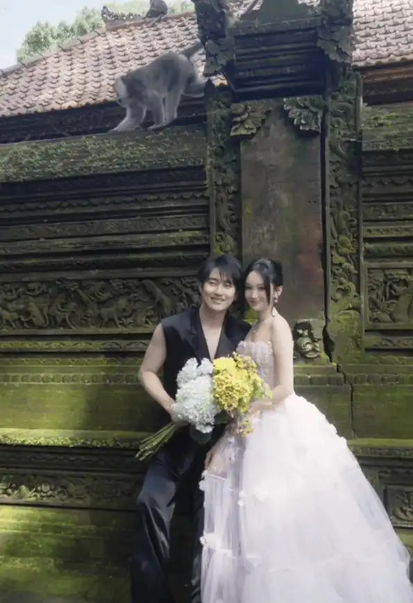 金莎孙丞潇婚纱照太敢拍，40岁状态不输小花，姐弟恋原来这么甜