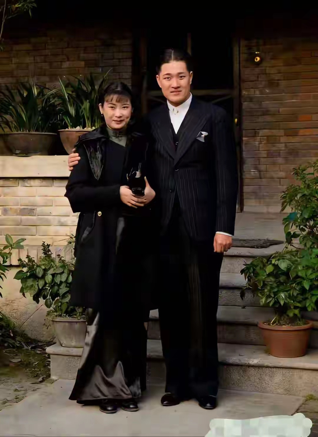 1936年，胡蝶陪同丈夫潘有声回福州老家省亲时，一张罕见镜头