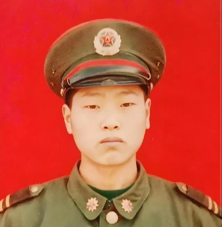 47岁的仵瑞华，退伍老兵本该有份安稳公职，却莫名其妙等了23年。直到2019年，