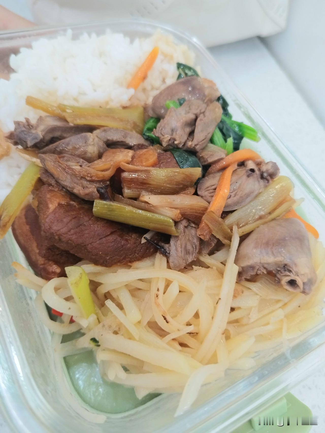 周六晚餐，五常大米饭150克，红烧肉排骨各两块，炒鸡心，酸辣土豆丝，清煮菠菜，高