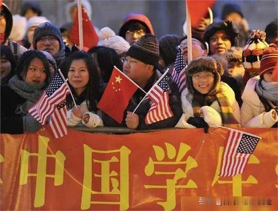留学生为何成“冤大头”？美国海关操作引争议，80小时“盘查秀”暴露双重标准