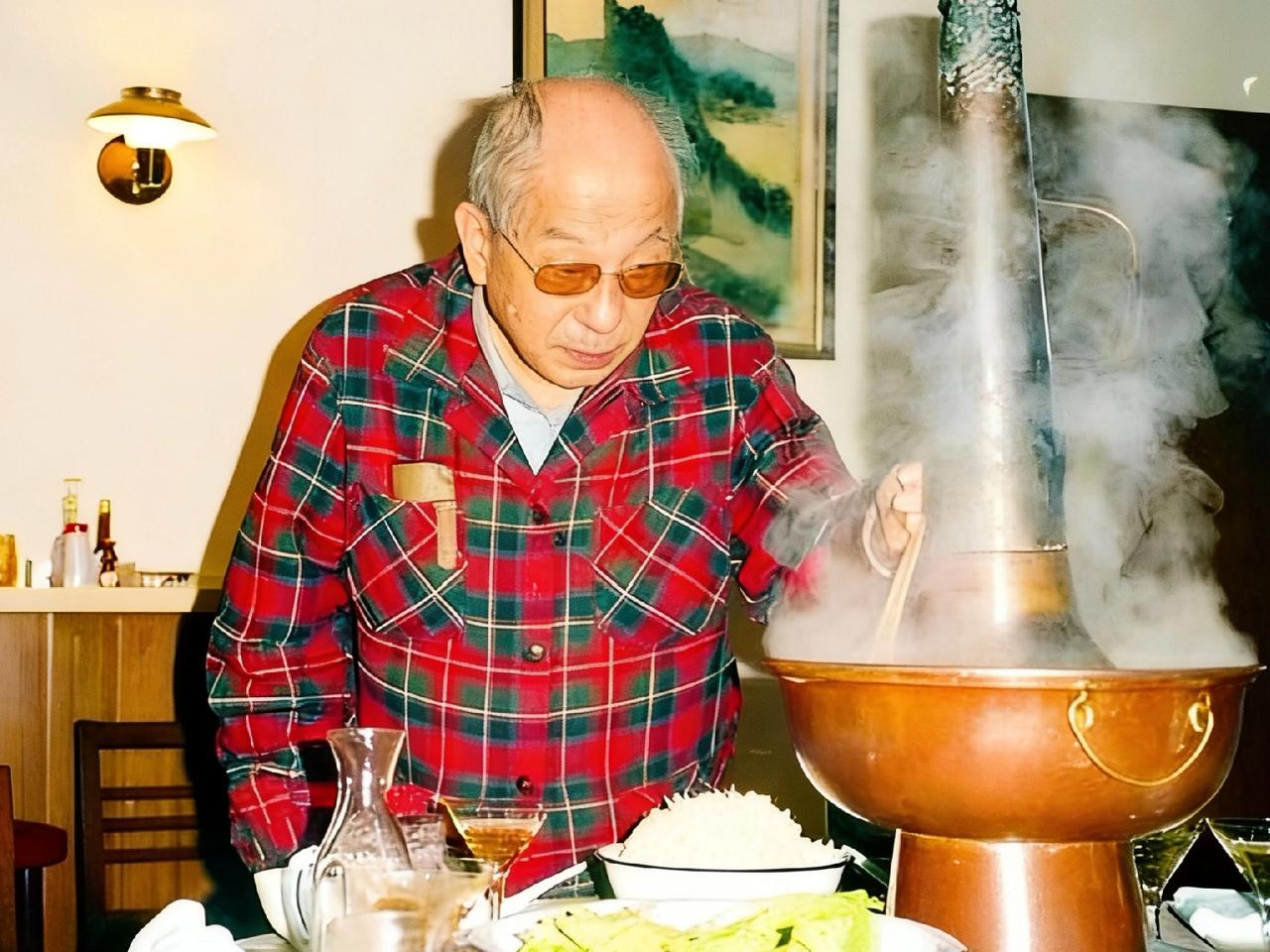 1988年，张学良在家中吃涮火锅，一张罕见的留影，照片中的少帅穿着一件红格子衬衫