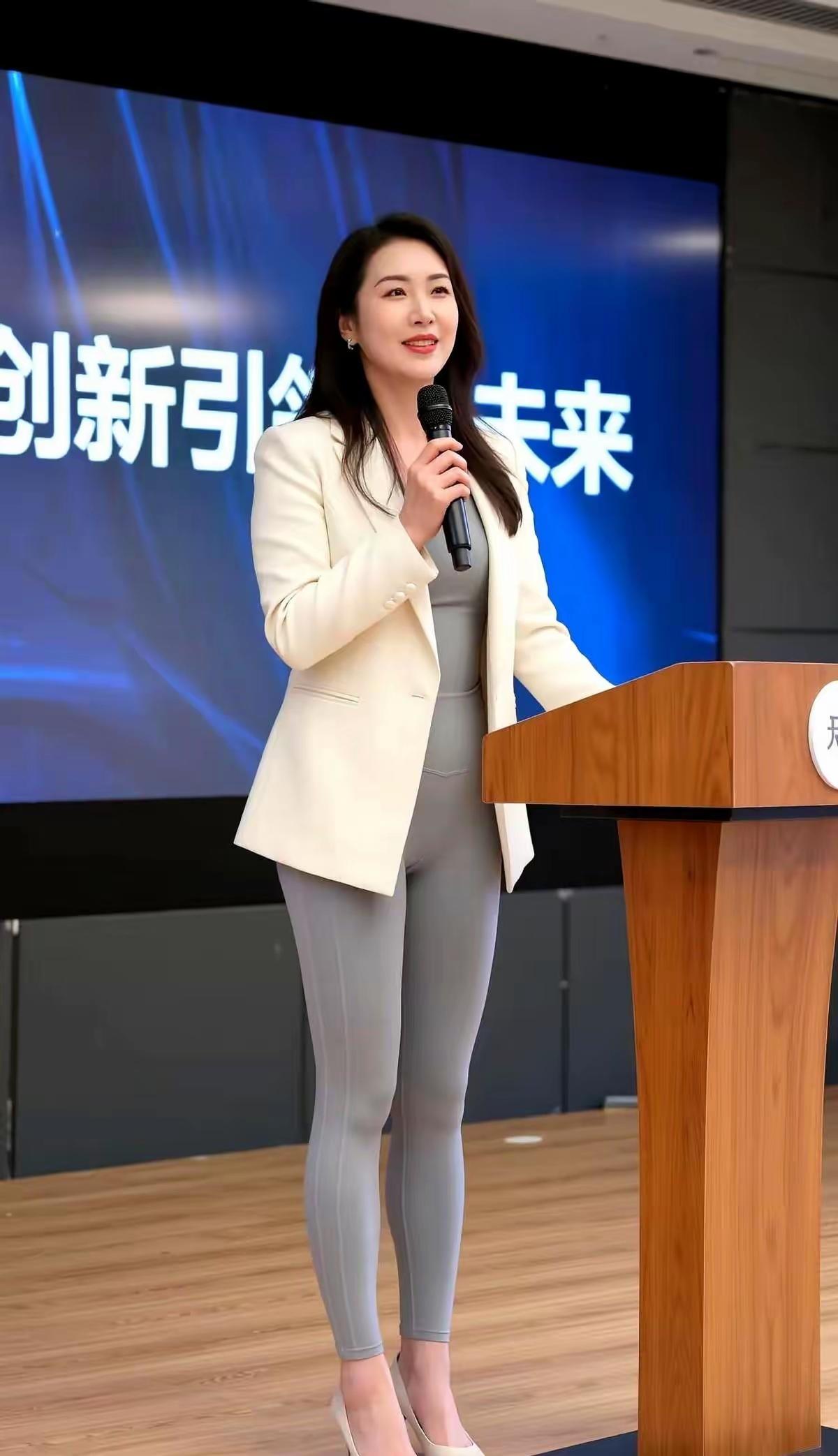 真的是社会进步了，瑜伽裤竟然直接可以进入商务场合了！以前有一些场合明文规定，