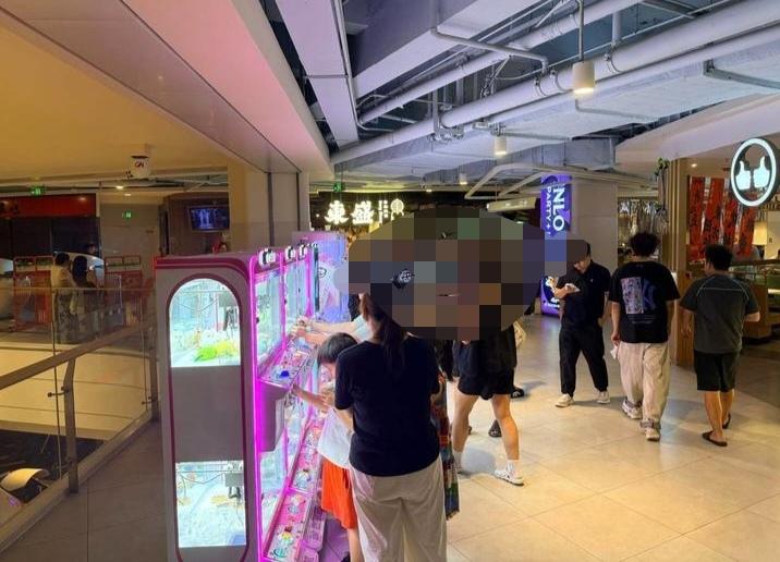 报复性消费来了？嘉兴旭辉广场的东盛自助餐要闭店了。有网友下班去吃，发现排队排到1