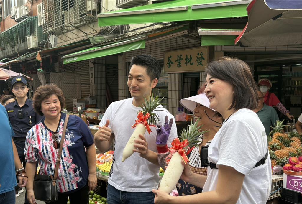 蒋万安陪王鸿薇回防本命中山区民众高喊：不用怕距离7月26日罢免案投票仅剩6天