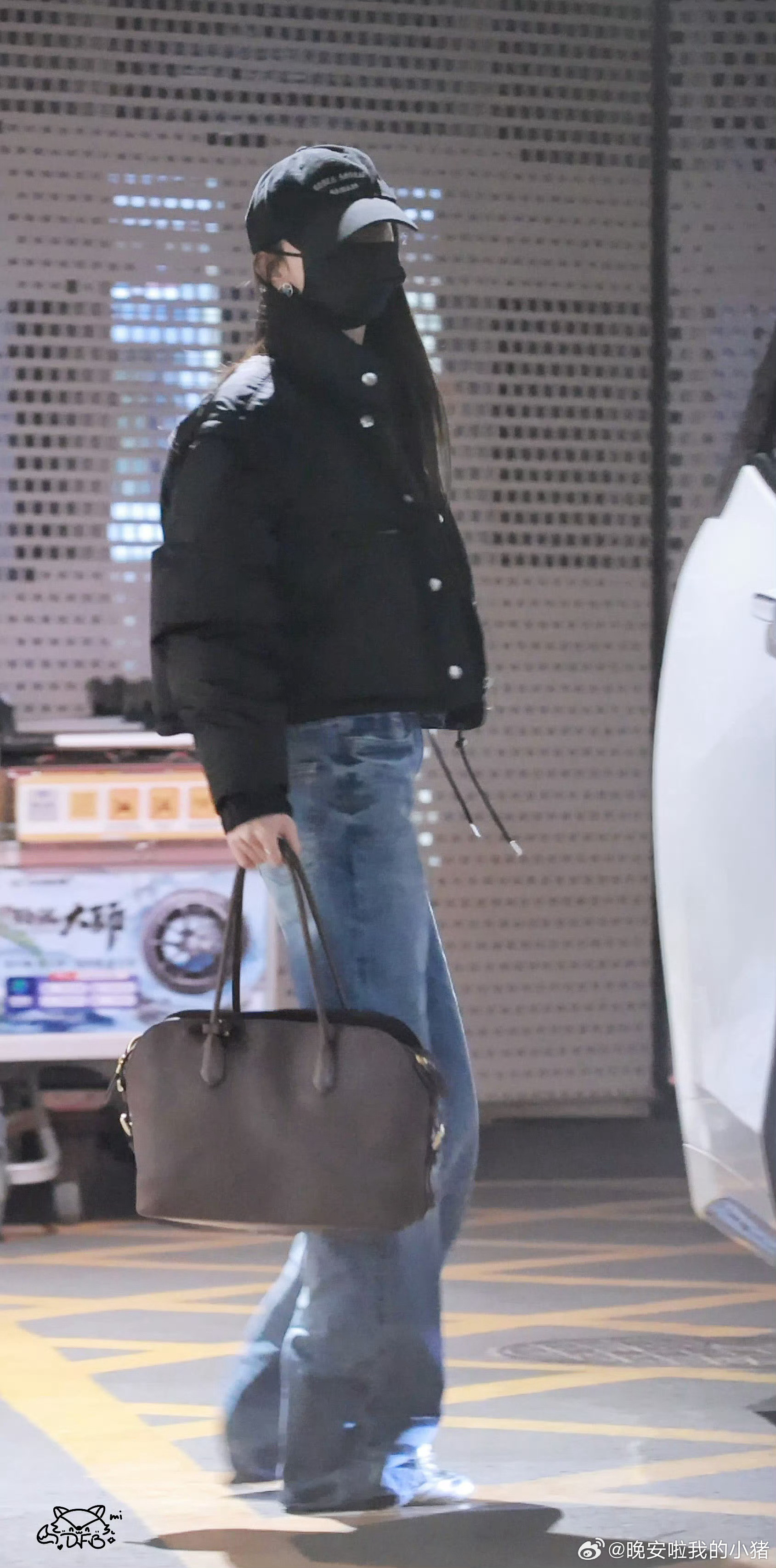 杨幂机场造型已经上身全套Prada了