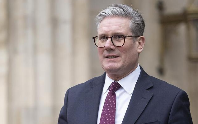 这一下英国的脸面往哪放？英国首相斯塔默在工党大会上，直接表示把中国的近百种商品关