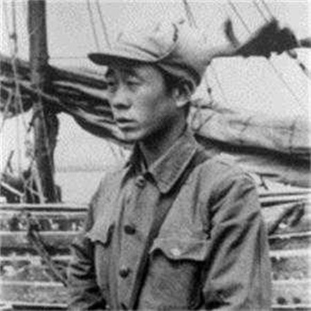 1950年2月20日这天，鲁湘云率领全排8名战士出海练习驾船和海战。他们走得太远