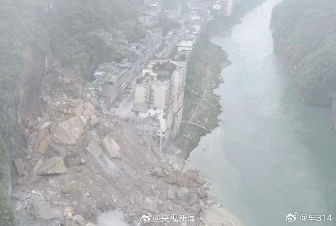 太可怕了，还没见过如此大规模的山体滑坡，重庆很多地方都是这种地貌，悬崖峭壁下面就