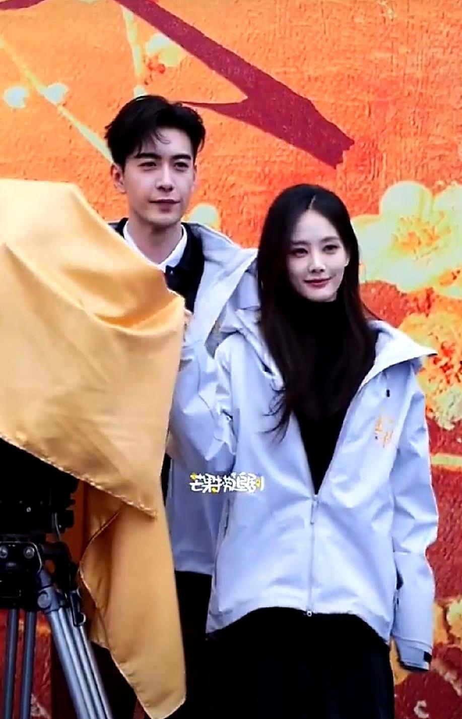 陈星旭对着话筒说：“来之前，没人通知我背稿。”现场空气瞬间凝固。李一桐脸上