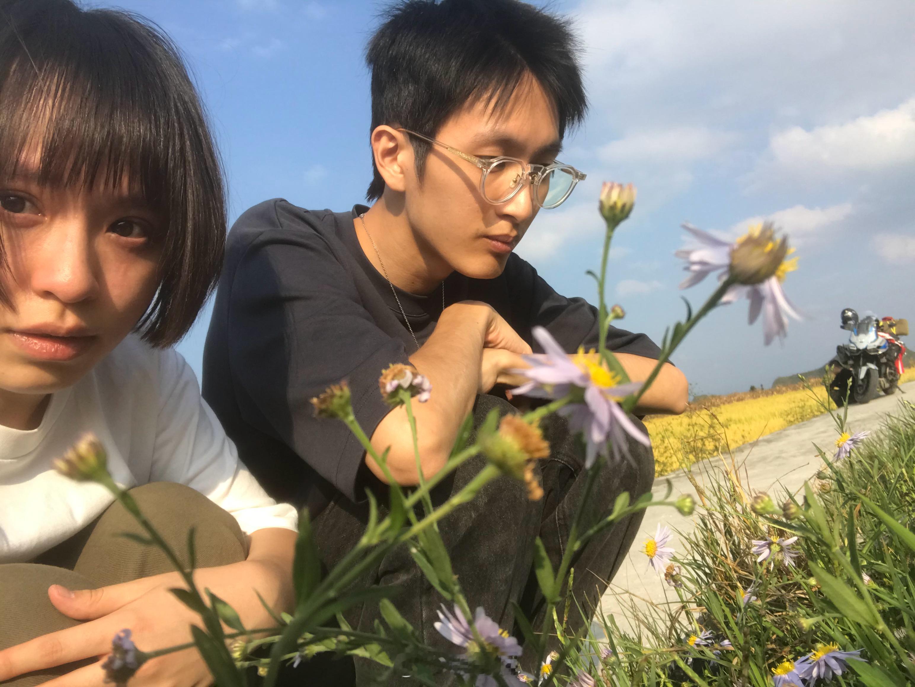 最近在贵州各种各样的村子里跑来跑去。看到黄黄的梯田、蓝蓝的云、无处不在的植物，心