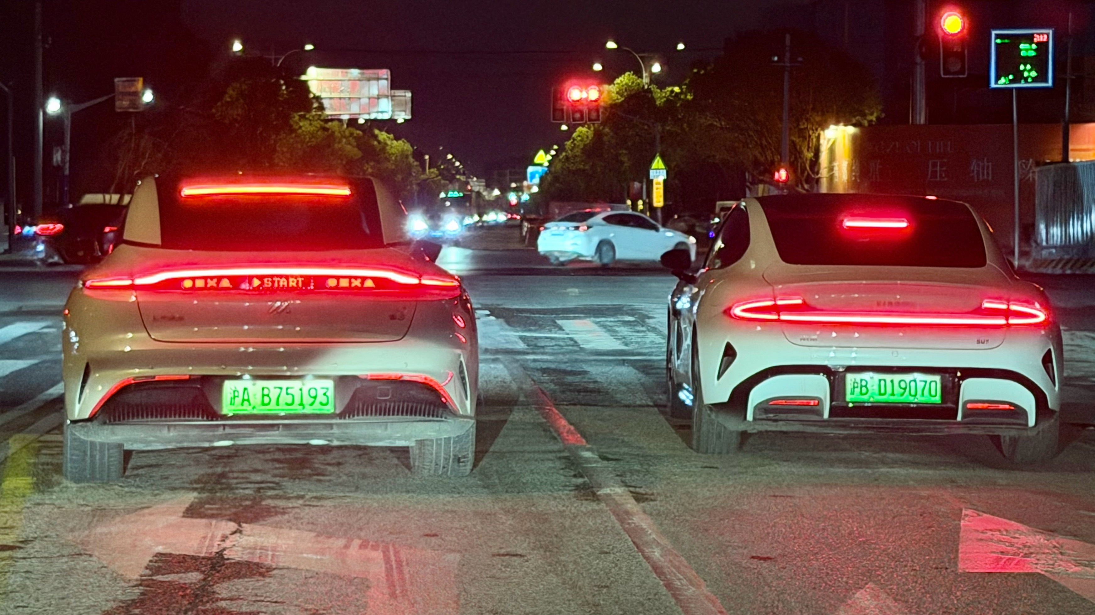 轮胎越宽车越贵偶遇上汽旗舰智己L7和小米SU7。大家更喜欢哪个设计？放一起才发