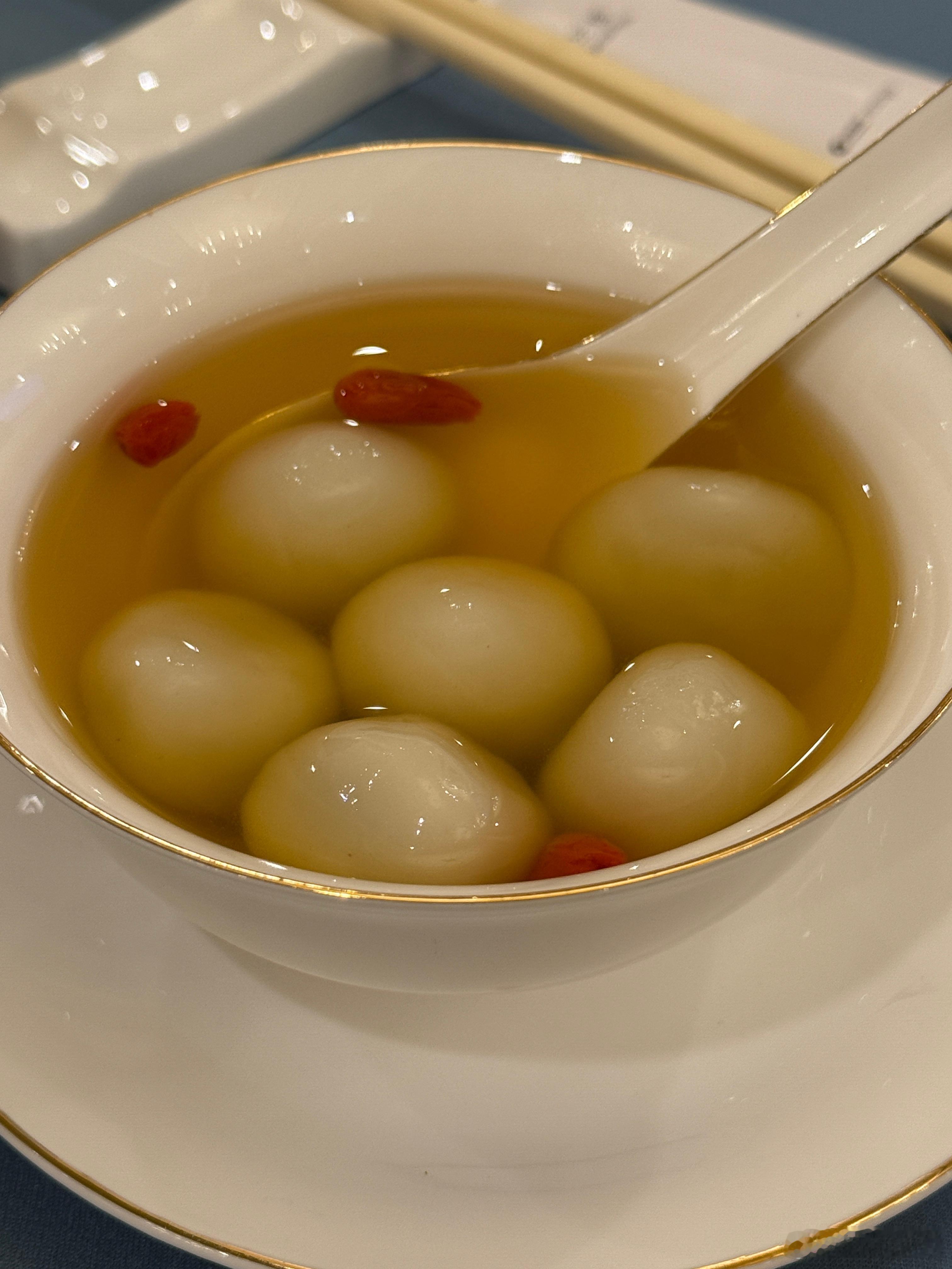 立冬以前这天都是吃饺子，南方都是吃汤圆是么[doge]​​​